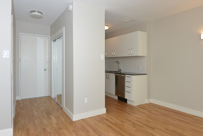 Building Photo - 263 Russell Hill Rd Unit 506