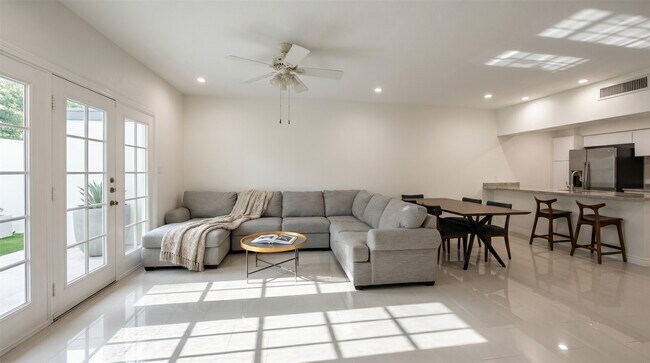 Photo - 384 Wilcrest Dr Unit 384
