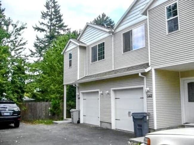 Spacious 3-Bedroom Townhome with Convenien... - Spacious 3-Bedroom Townhome with Convenien...