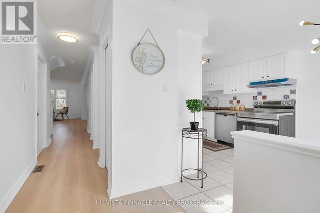 Photo - 410 Ambleside Dr