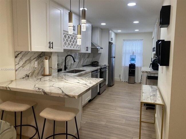 Building Photo - 2029 N Ocean Blvd Unit 109