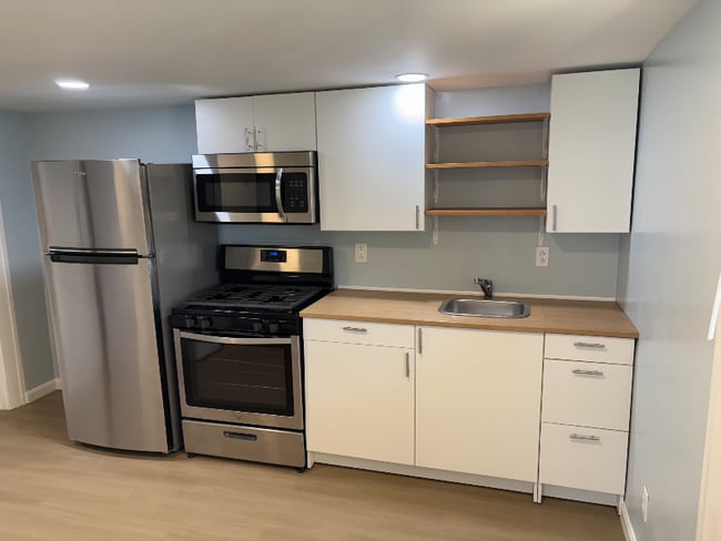 Building Photo - 727 James St