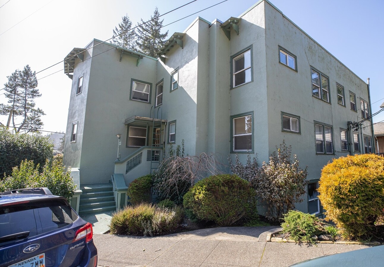 Photo - 319 N 8th St Apartments