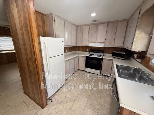 Photo - 866 Hawthorne Road