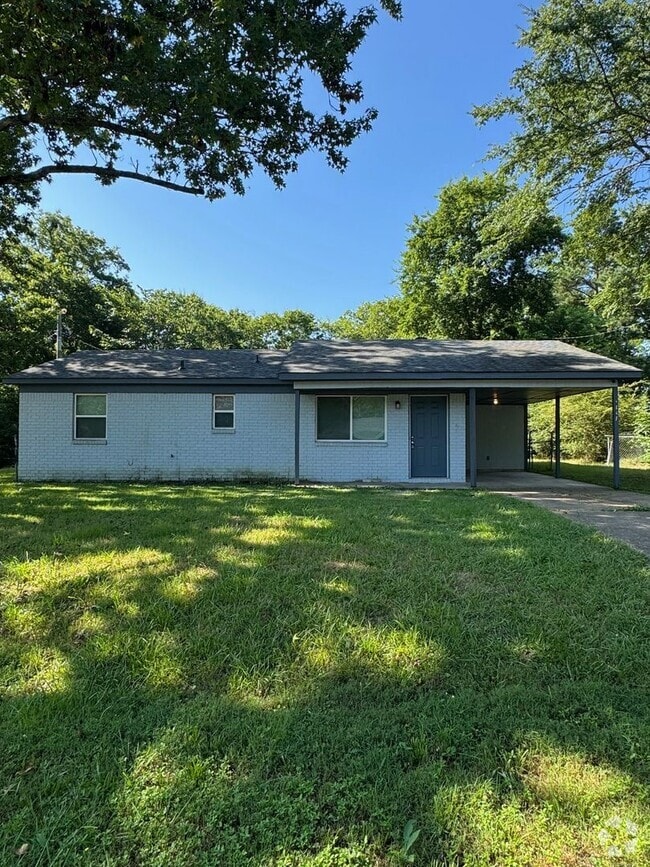 Building Photo - 2857 Lakeland Dr Rental
