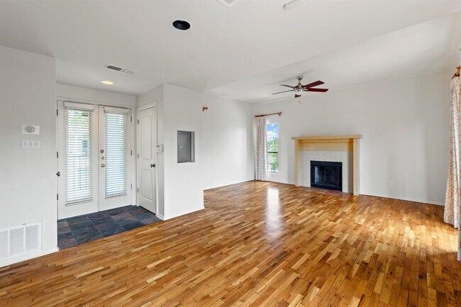 Photo - 409 E 38th St Unit 305