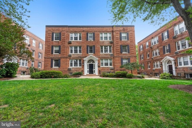 Building Photo - 4481 MacArthur Blvd NW Unit B2