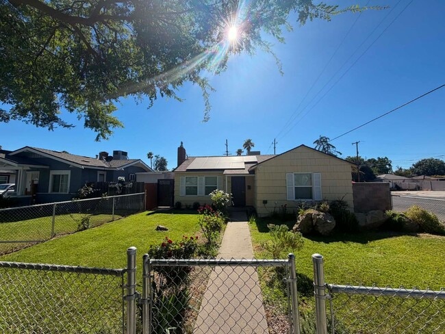 Building Photo - Newly Renovated Home in Tower District!