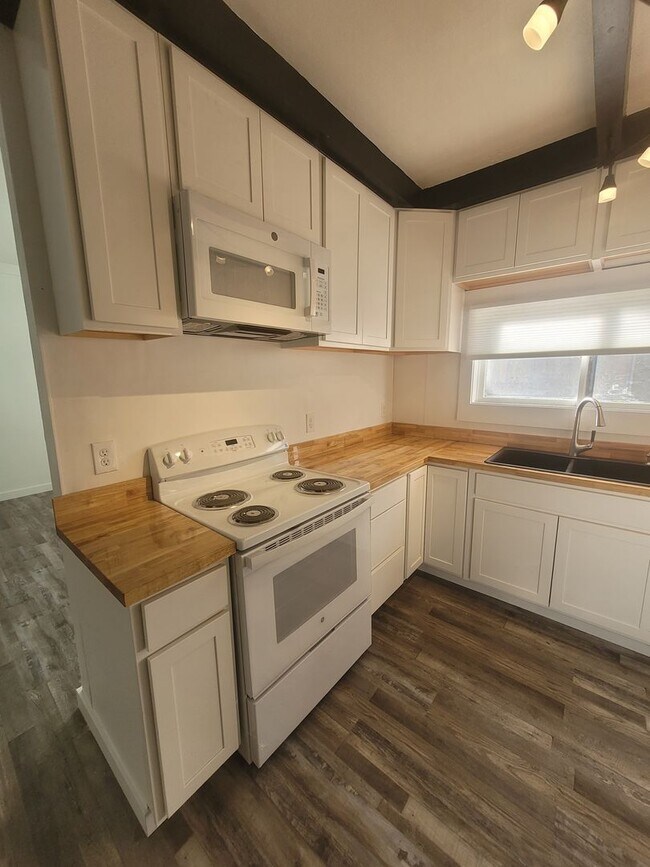 Building Photo - 619 Ash St Unit 2