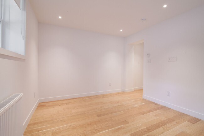 Photo - 4715 Chem. Queen Mary Unit 37