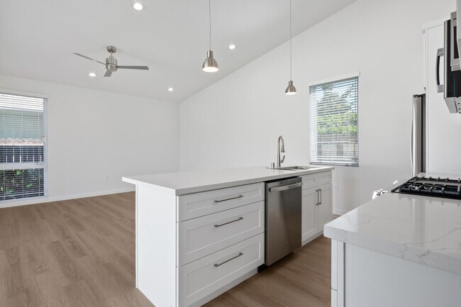 Photo - 15912 Vose St