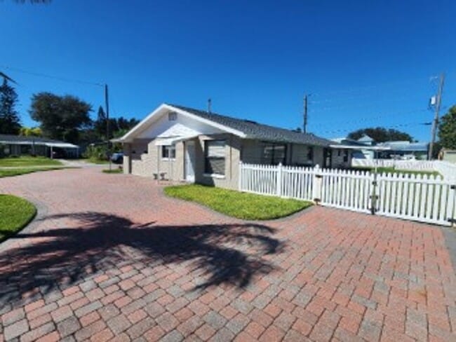 Building Photo - Beachside 3/2/1 Spacious Home