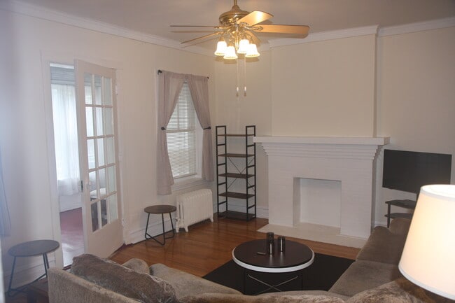 Enclosed front porch off the living room - 1417 W Rosemont Ave Unit 1W