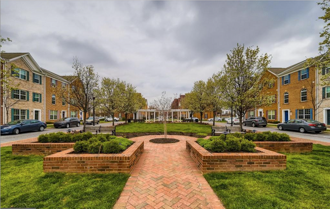 Photo - 819 Ramsay St