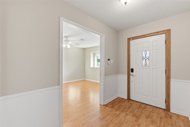 Building Photo - 5814 Viking Dr