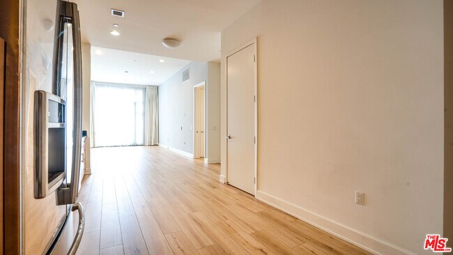 Photo - 3223 W 6th St Unit 207