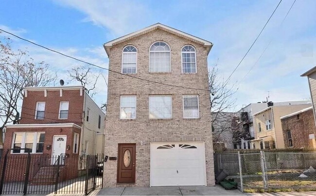 Building Photo - 28 Van Cleef St Unit 1