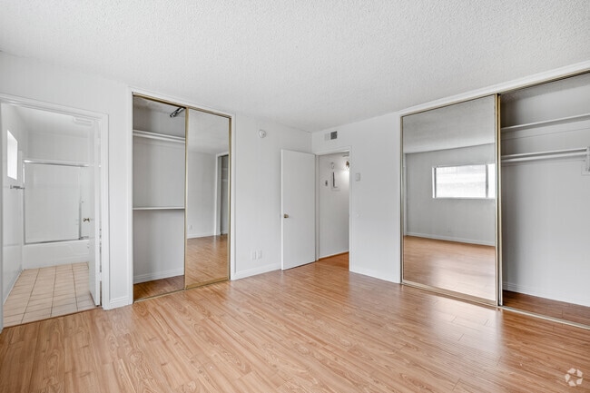 2BD, 2BA - 1,000SF - Primary Bedroom