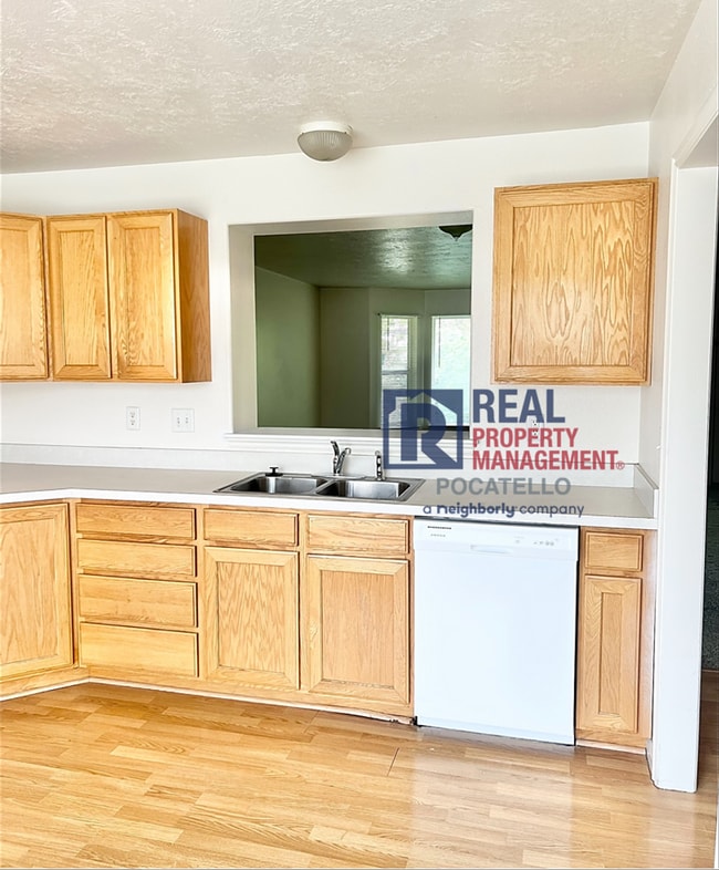 Photo - 4 Bedroom 1.5 Bath Townhome