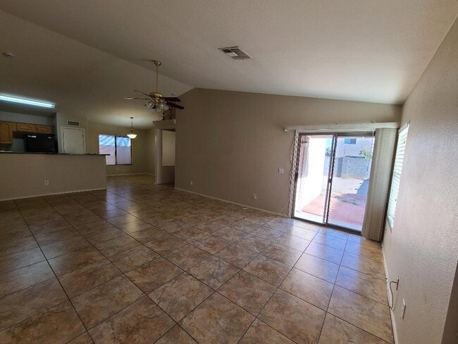 Sala de estar - 13009 W Evans Dr