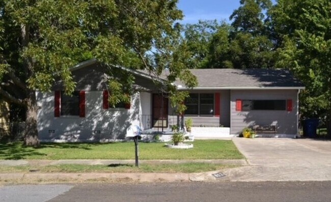 Building Photo - Spacious 4 Bed 2 Bath with Enclosed Patio ...