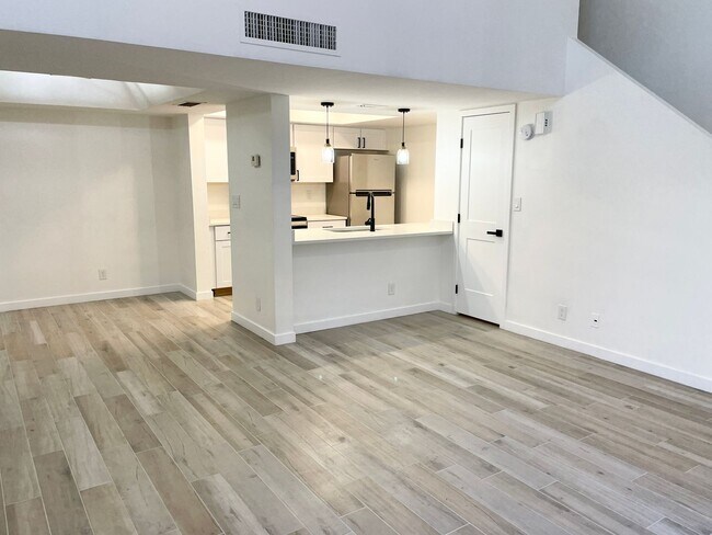 Stunning 1 Bedroom/1.5 Bath Condo with Gor... - Stunning 1 Bedroom/1.5 Bath Condo with Gor...