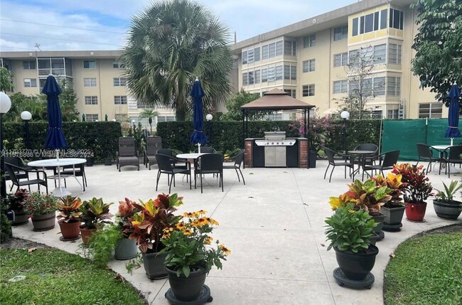 Photo - 3051 NW 46th Ave Unidad 304 Rental