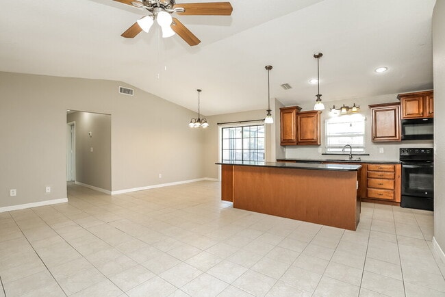 Photo - 971 Winsome Rd