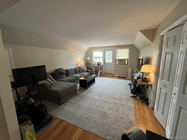Photo - 551 W Walnut St Unit Upper