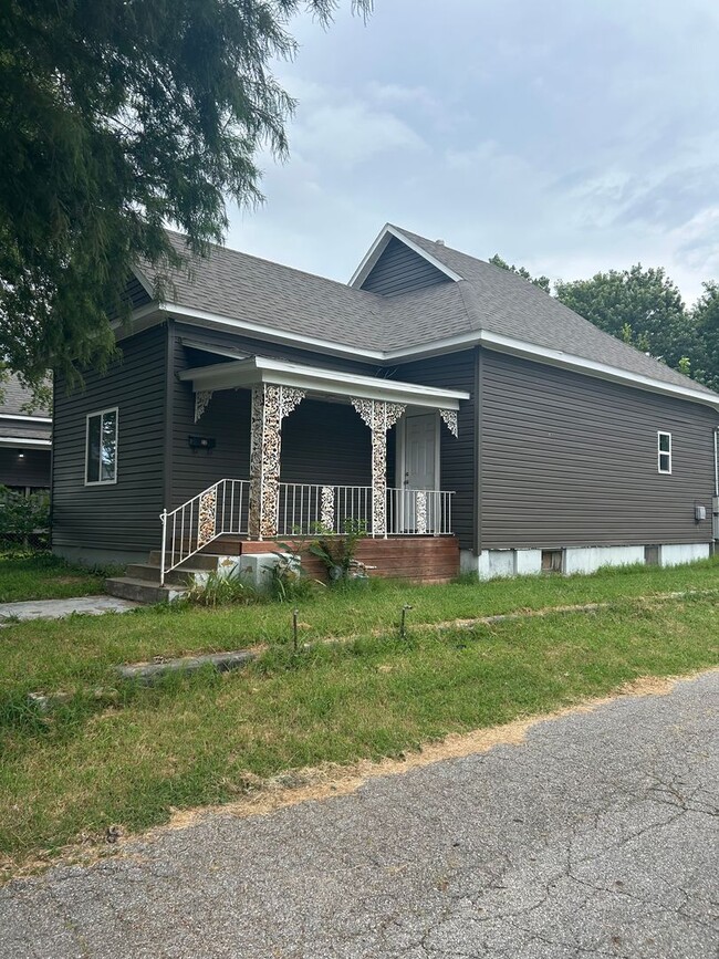 Building Photo - 808 N Elm St