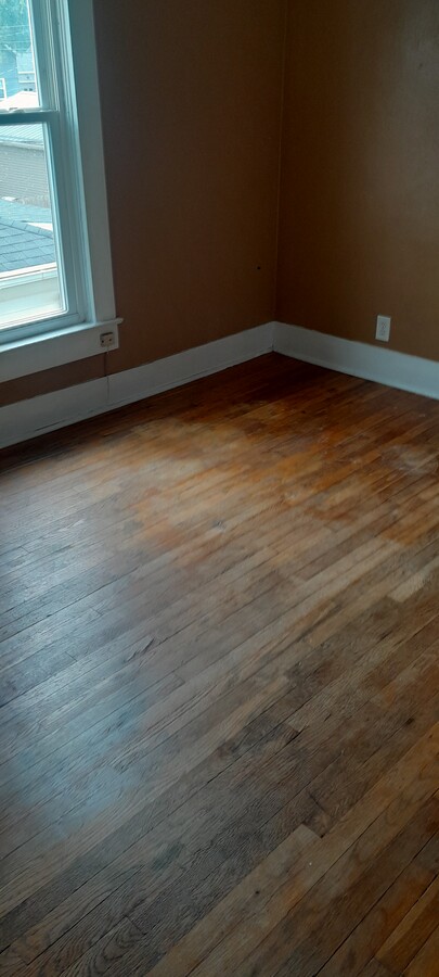 Photo - 709 E 9th St Unit Upstairs Until