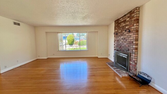 Photo - Gorgeous house - Huge Backyard with Bonus ...