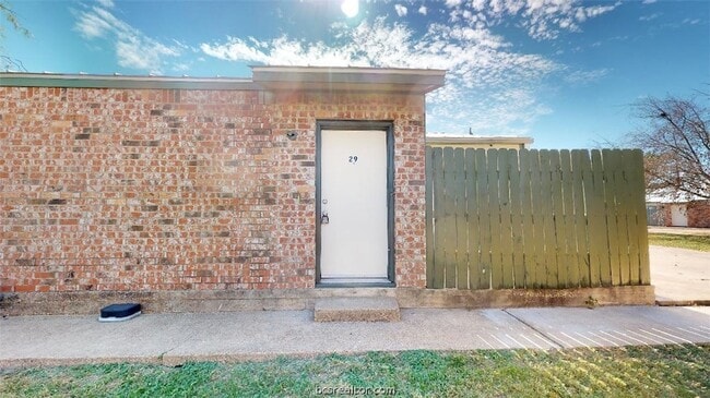 Building Photo - 725 Peppertree Dr Unit 29