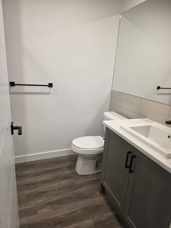 Photo - 350-3350 Livingston Common NE