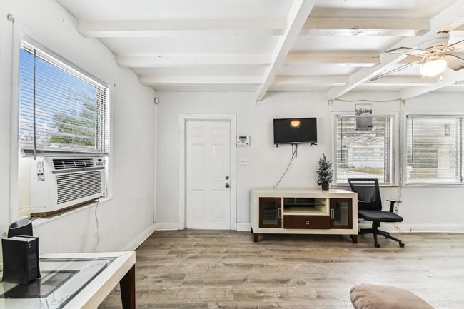 Photo - 1414 17th St W