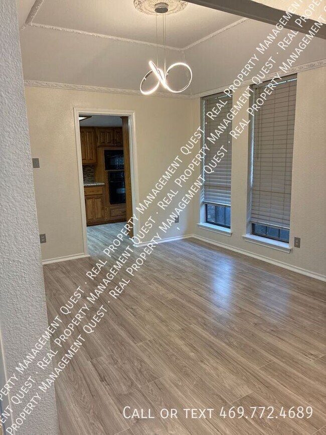 Photo - 410 Peacock Cir