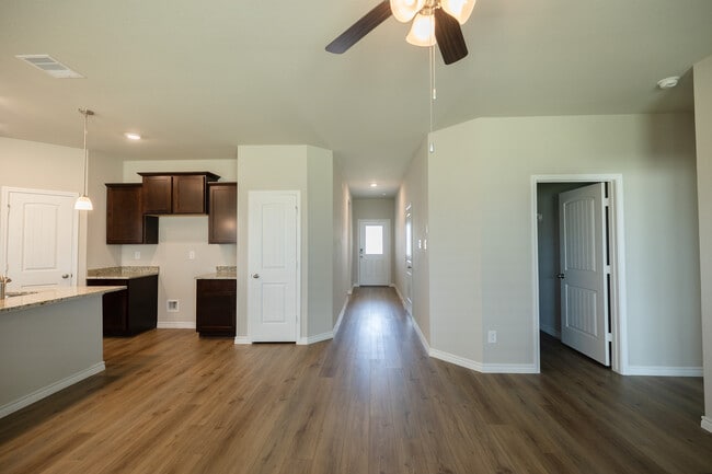 Photo - 707 Davy St