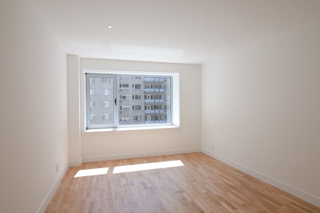 Building Photo - 3468 Rue Drummond Unit 503
