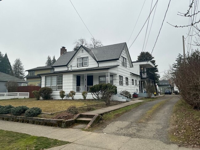 Building Photo - 2212 B St Unit B