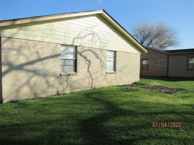 Photo - 733 W Live Oak St