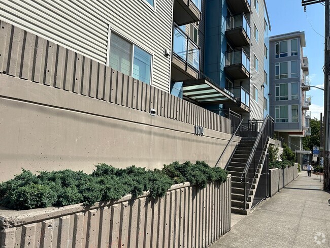 Building Photo - 1 Bedroom in great location - 2 weeks Free... Unit 206 Rental