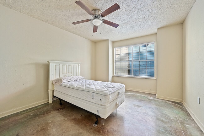 Photo - 1077 N Donmoor Ave Unit #b