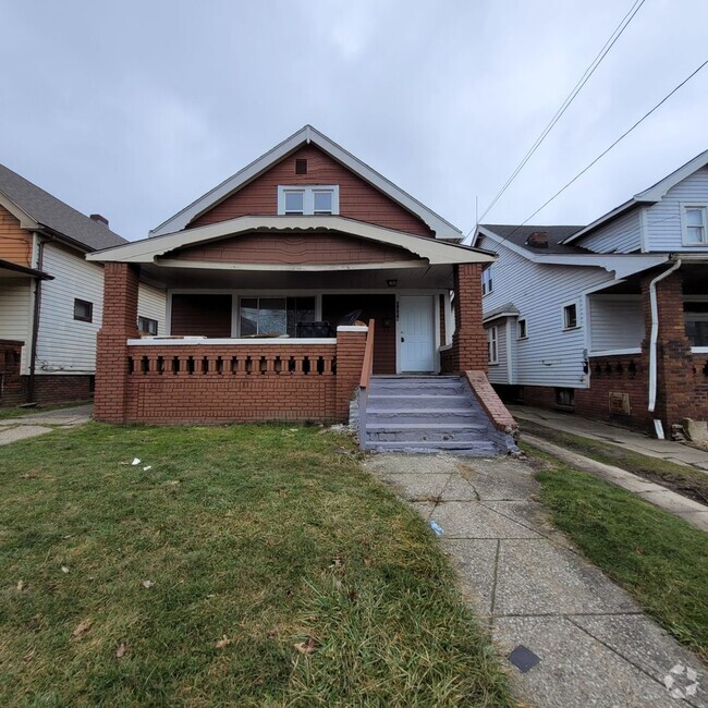 Building Photo - South Broadway 4 Bed 2 Bath Bungalow Rental