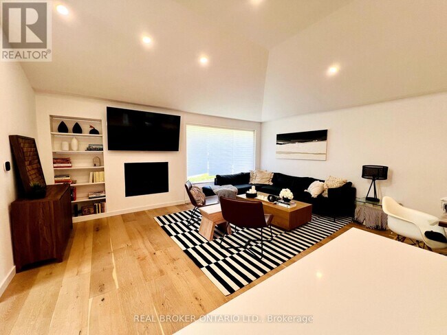 Photo - 51 Castlemere Crescent
