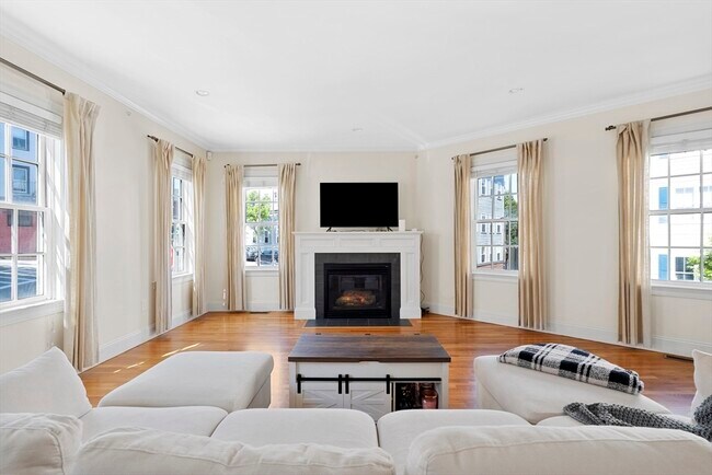 Photo - 402 E 3rd St