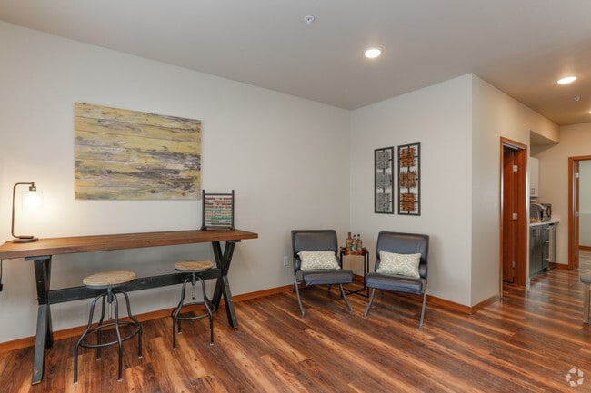 Leasing Center - Courtyard 465