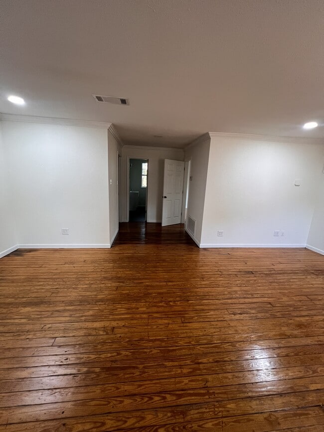 211 W Plum St