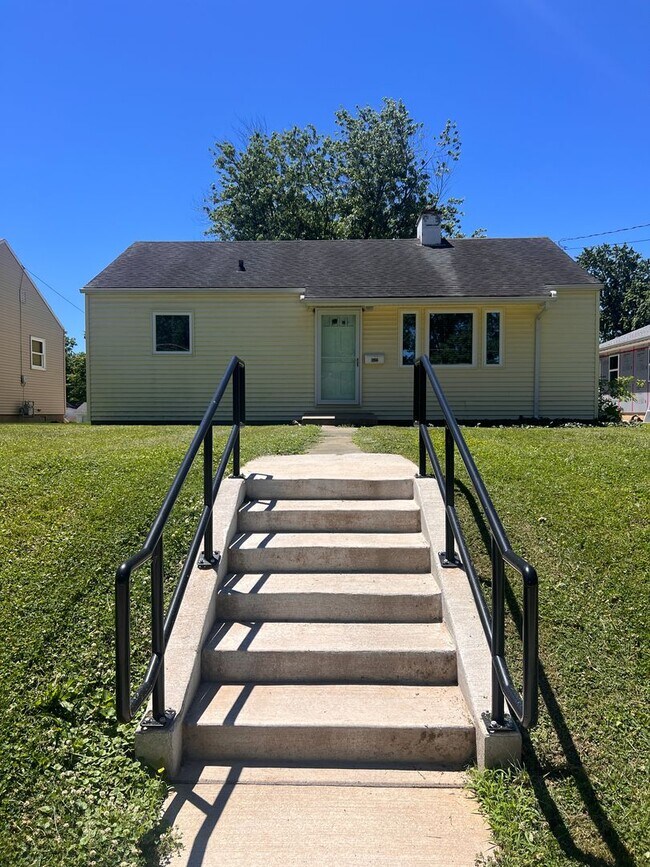 Building Photo - Comfortable 3-Bedroom Home with Large Yard and Convenient Location