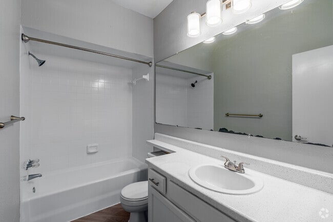 1BR, 1BA - 547SF - Bathroom