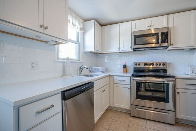 9 28th St E Unit 1/West (WINTER RENTAL ONLY)